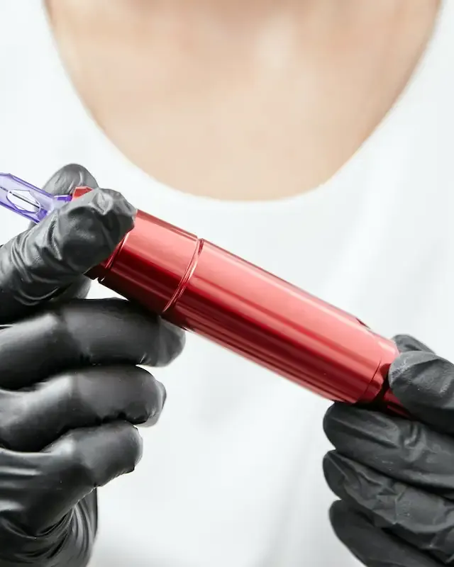 Caneta de dermopigmentação usada no curso de camuflagem estética em Brasília