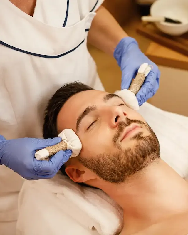 Homem recebendo limpeza de pele profissional em clínica de estética em Brasília