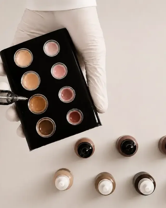 Dermógrafo e paleta de pigmentos usados na reconstrução de aréolas em Brasília